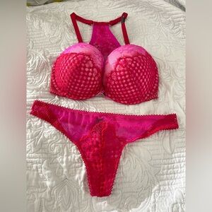 NWT VICTORIA’S SECRET VERY SEXY SET  PUSH-UP BRA 32DD, THONGS M